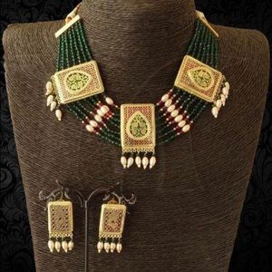 Bottle green color necklace with earrings